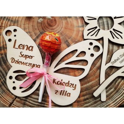 Drewniany motyl z miejscem na lizaka
