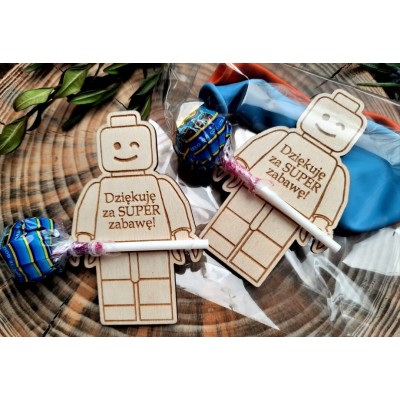 Drewniany ludzik z miejscem na lizaka