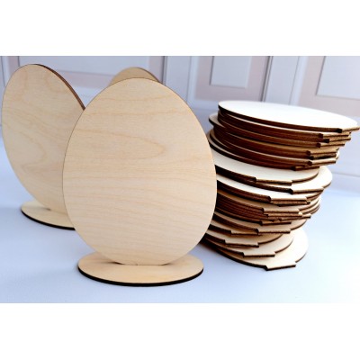 Drewniane jajko na podstawce