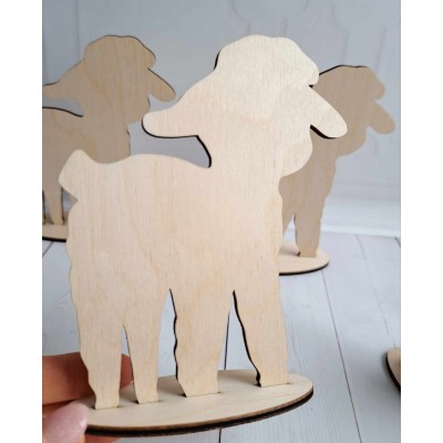 Drewniany baranek na podstawce.