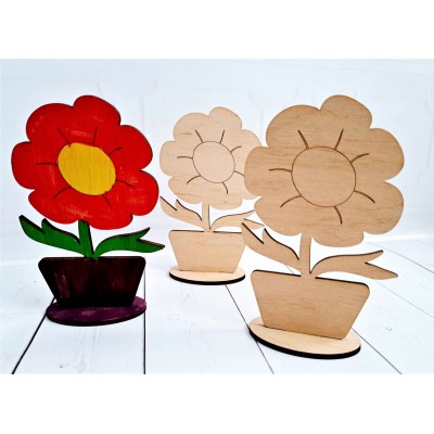 Drewniany kwiat na podstawce